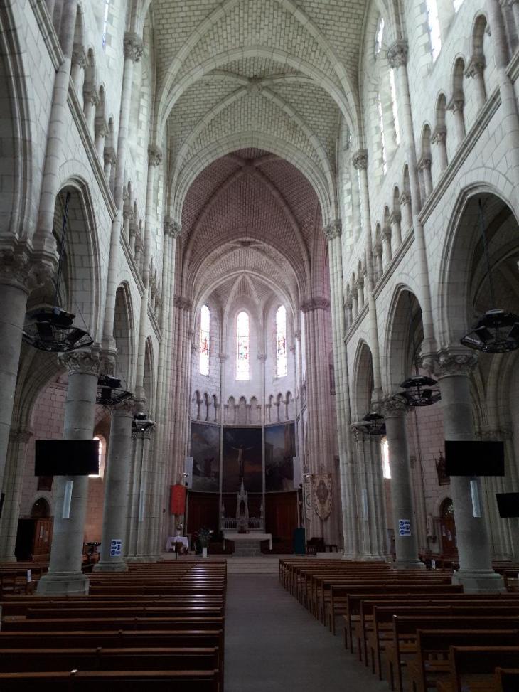 carquefou ch st pierre et st etienne nave back to altar jul20