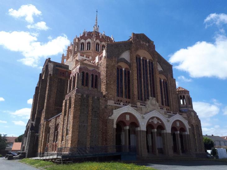 cholet ch sacre coeur front left side jul20