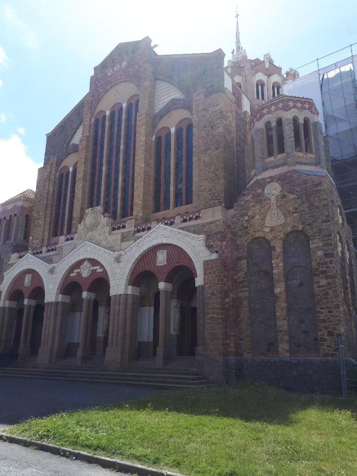 cholet ch sacre coeur front right side jul20