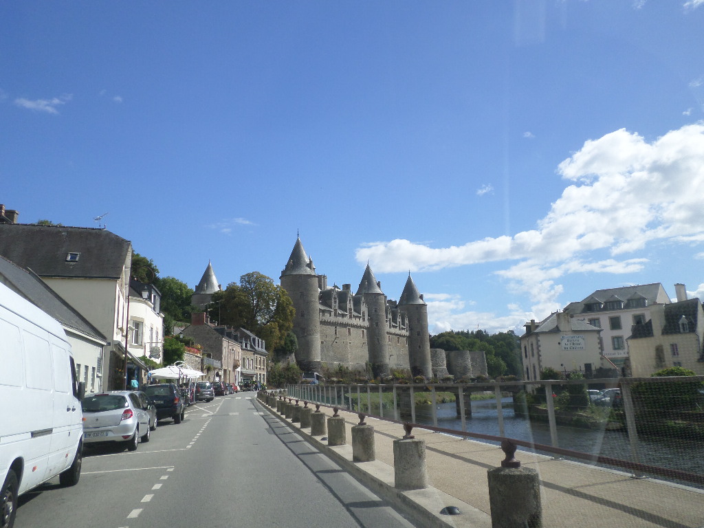Josselin rue du canal to chateau by canal jan12