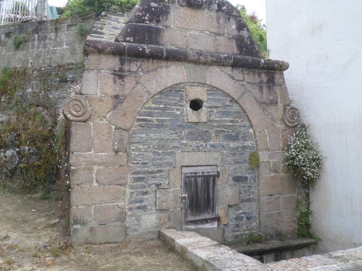 Morlaix fontaine des anglais quai treguier facing tabac may15