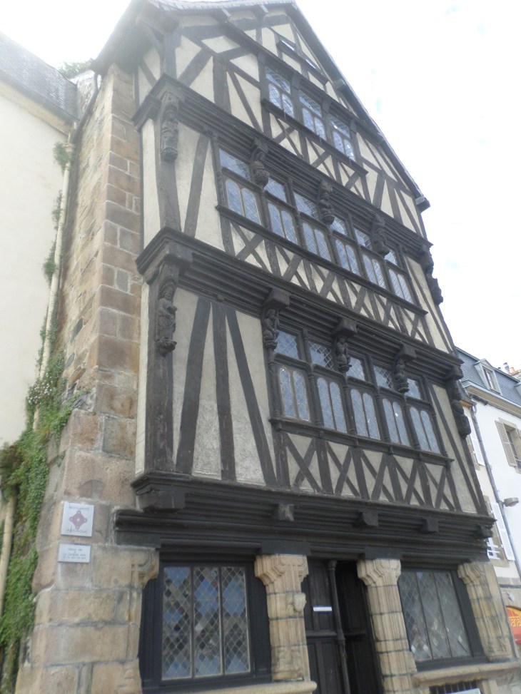 Morlaix fontaine des anglais quai treguier facing tabac may15