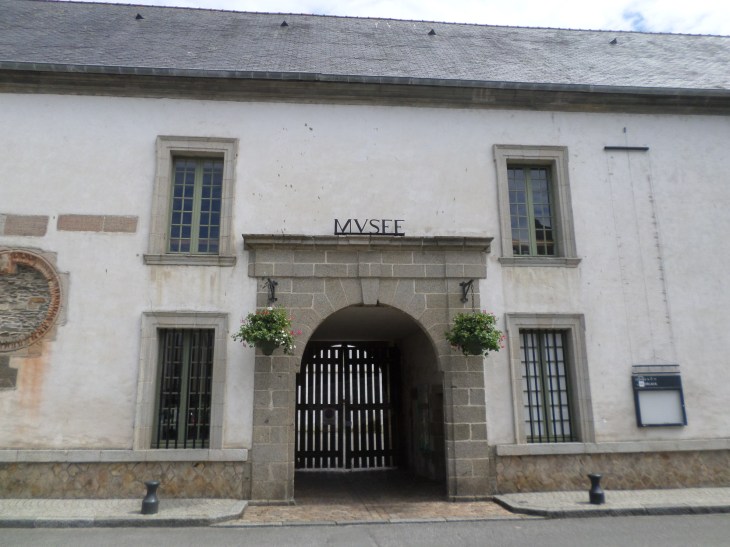 Morlaix fontaine des anglais quai treguier facing tabac may15