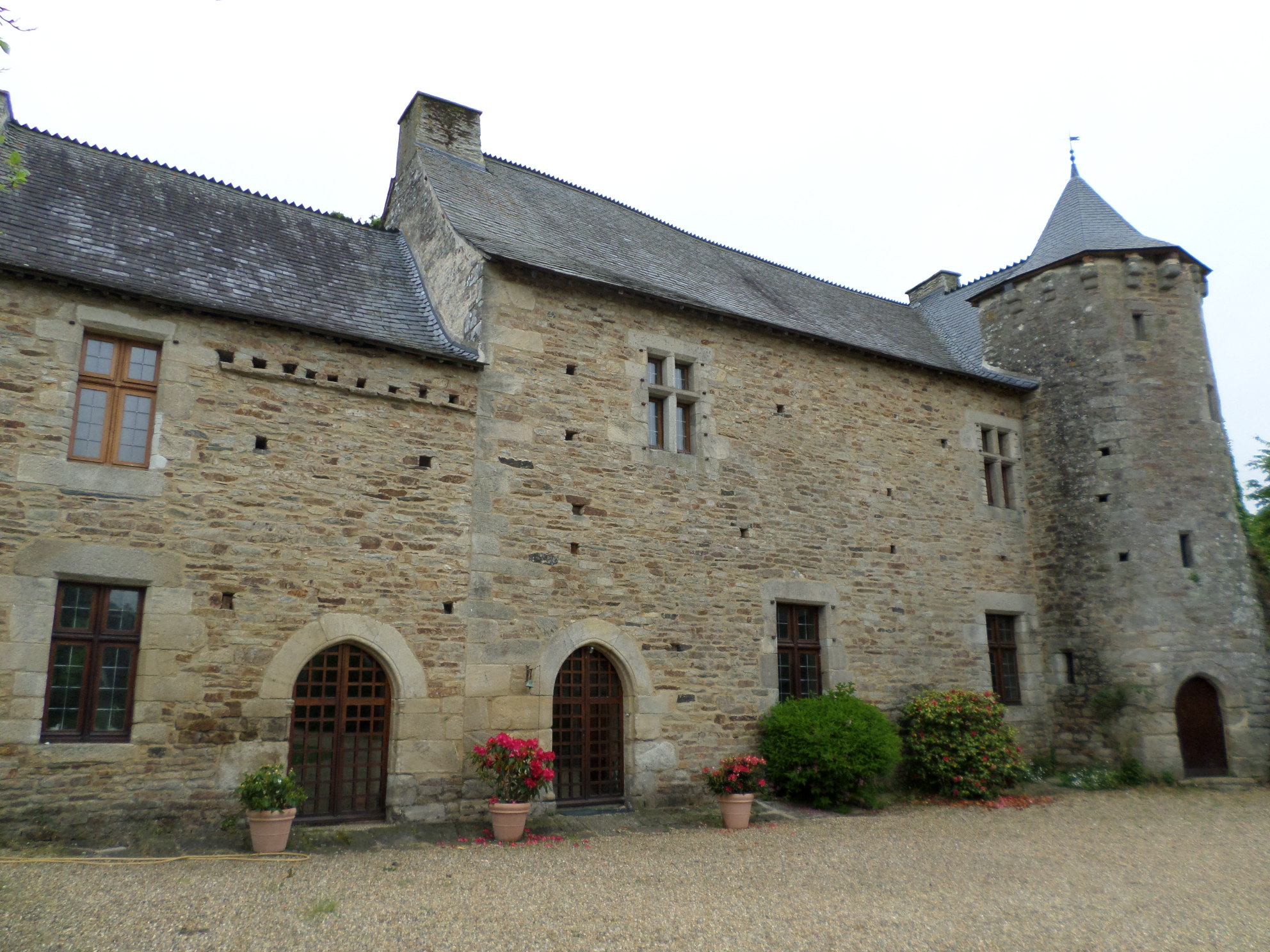 Val d'oust old le roc st andre the manoir de la touche carné entrance may14
