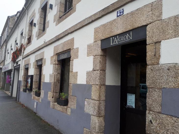 pontivy l aiglon resto facing castle oct20