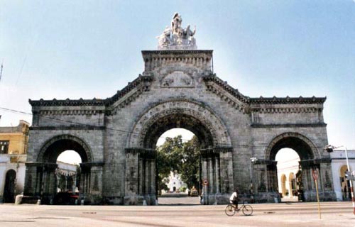 entrance-colon-cementary-in-havana-cuba-largest-in-americas