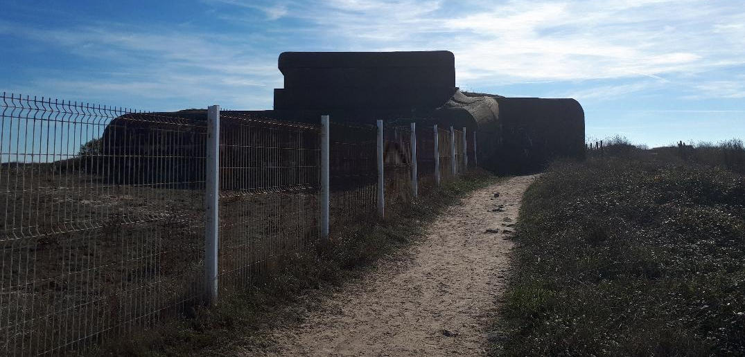gavres-bunkers-along-the-bay-away-from-fort-oct18