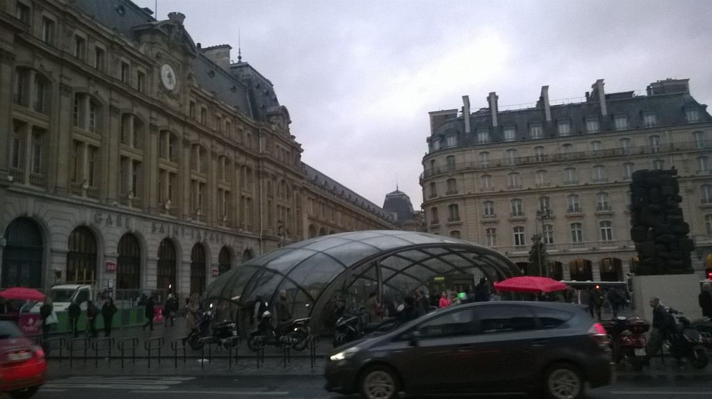 paris-gare-st-lazare-metro-st-lazare-ent-and-valise-statue-feb16