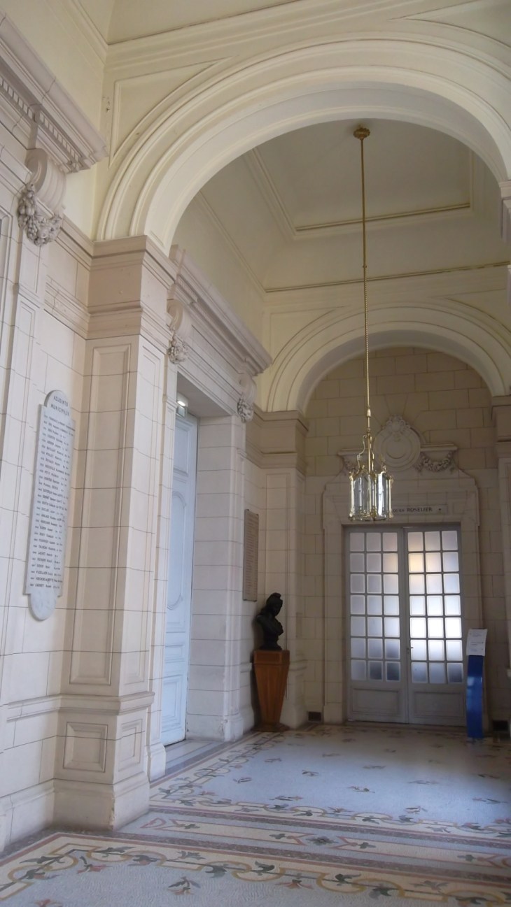 versailles-hotel-de-ville-2fl-mar13