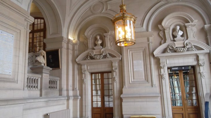 versailles-hotel-de-ville-ent-right-mar13