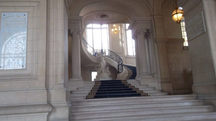 versailles-hotel-de-ville-ent-upstairs-mar13