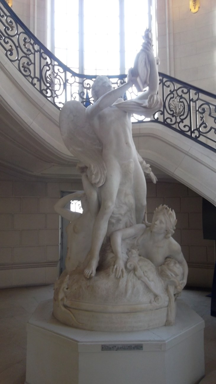 versailles-hotel-de-ville-statue-main-ent-mar13