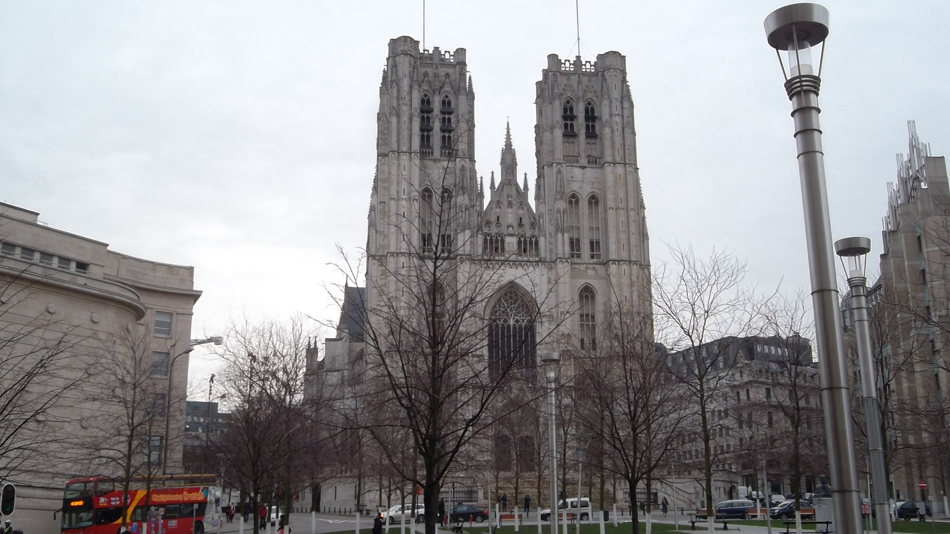 bru-cathedral-st-michel-st-gudule-parvis-dec12