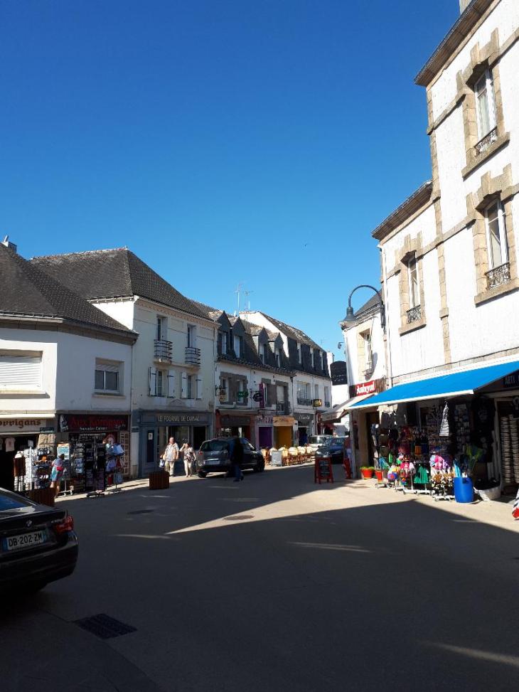 carnac-rue-saint-cornely-and-korrigan-gifts-on-left-may18