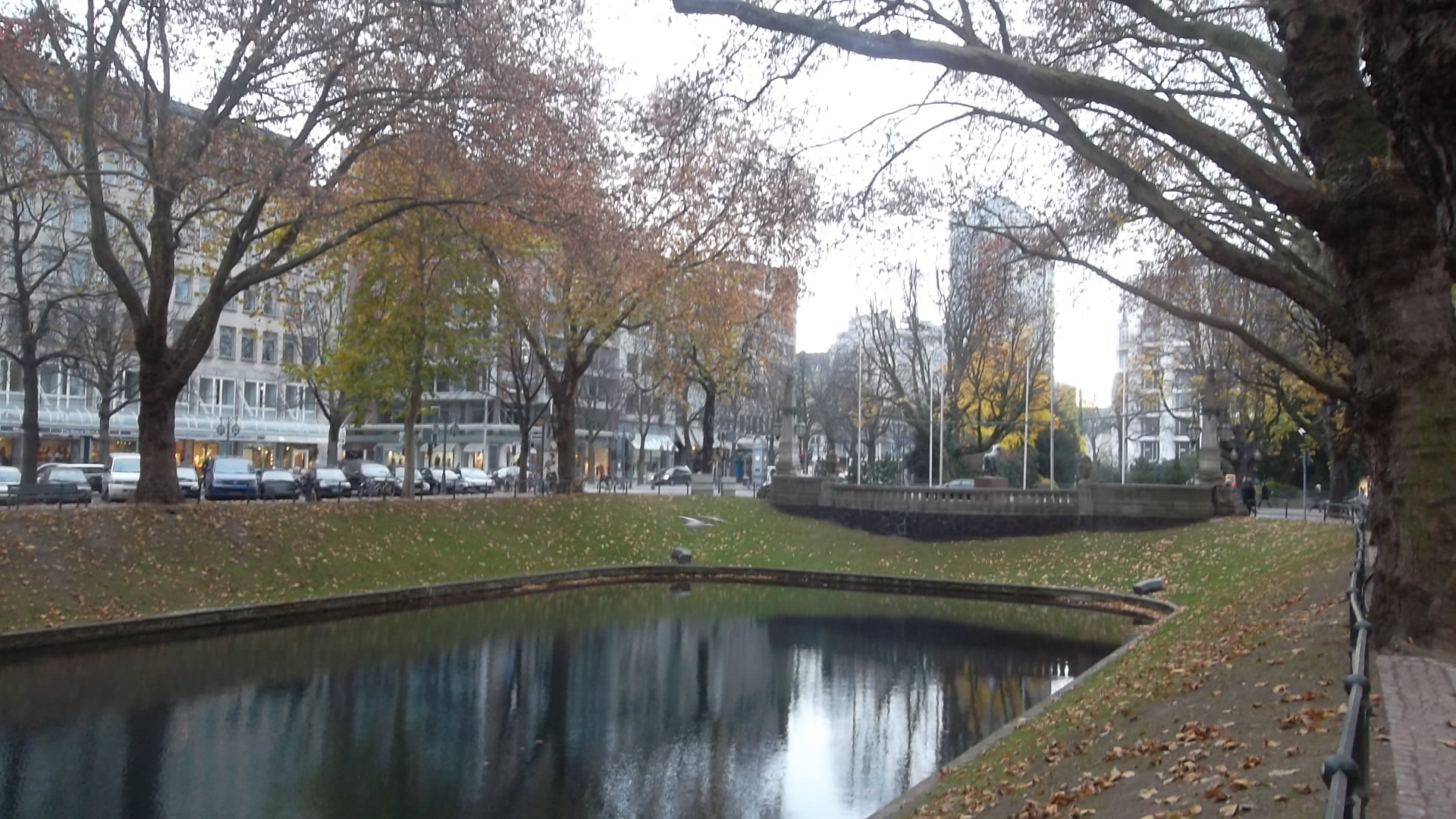 dusseldorf-konigsaller-fountain-end-canal-nov11