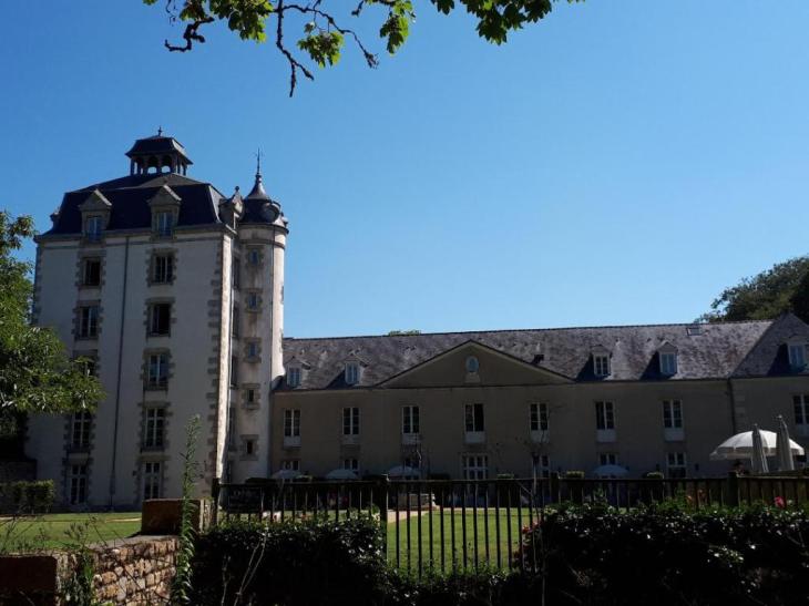 erdeven-keraveon-castle-front-aug18