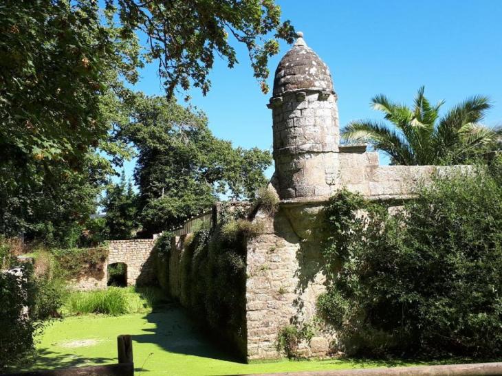 erdeven-keraveon-side-corner-towers-aug18