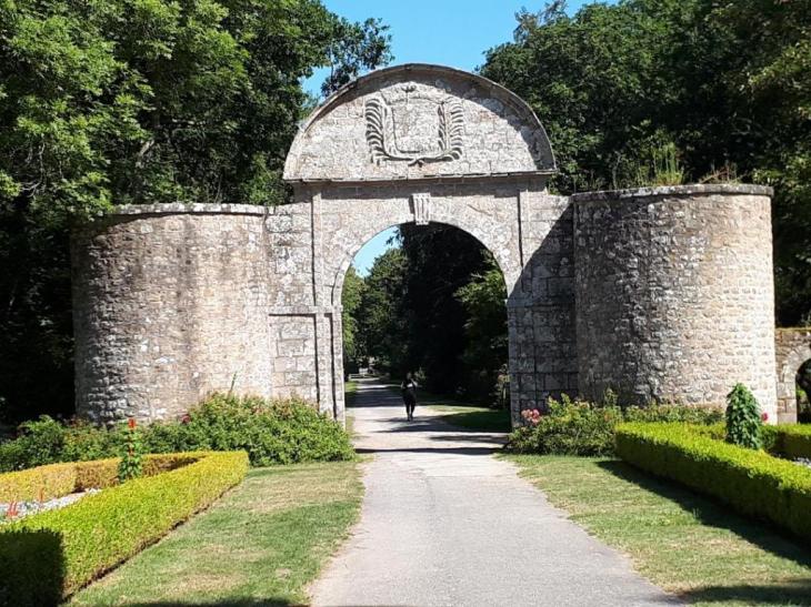 erdevenn-keraveon-main-entrance-to-park-aug18