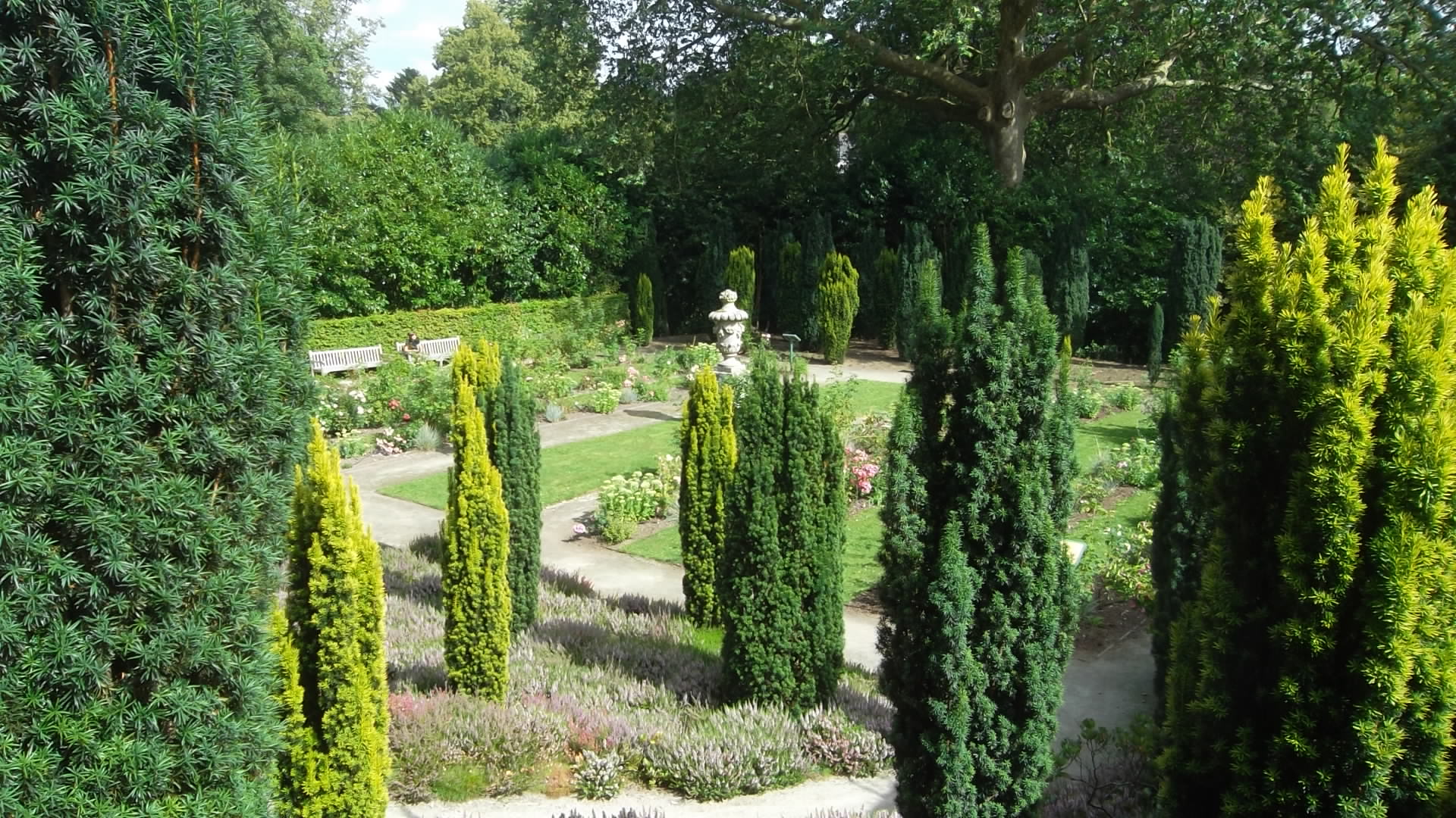 josselin-castle-rohan-rosarie-gardens-left-side-aug12