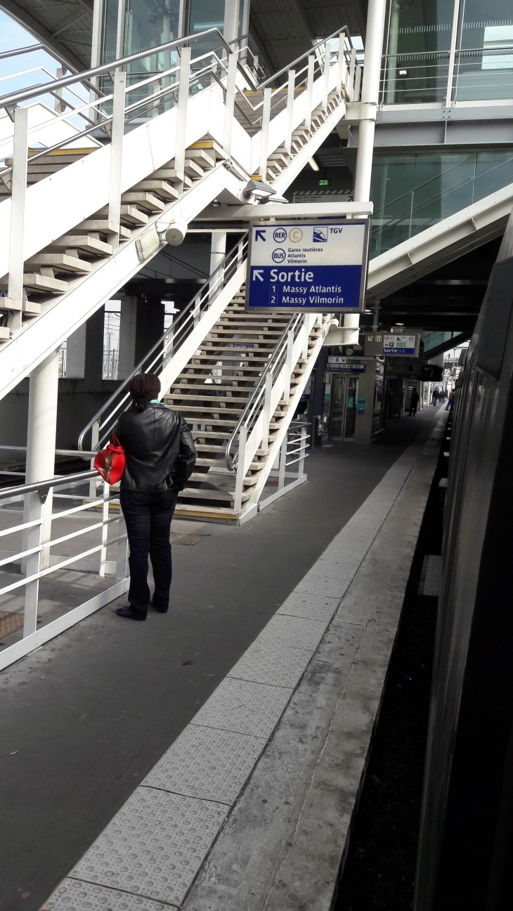 massy-tgv-gare-going-for-rer-b-to-paris-apr17