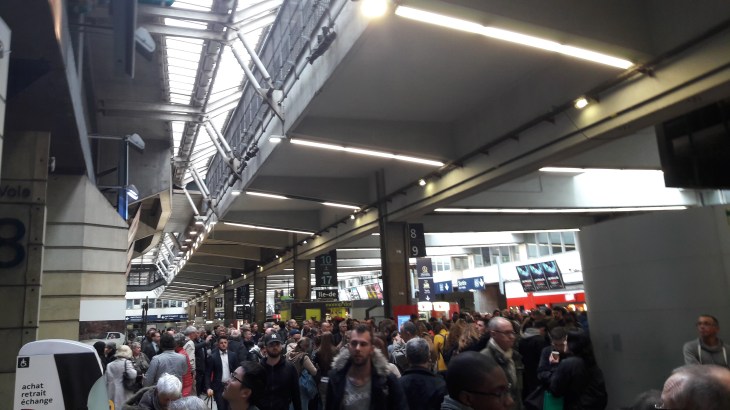 paris-montparnasse-gare-crowds-delays-apr17