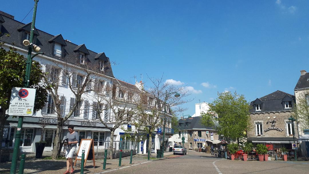 sarzeau-city-rue-gen-de-gaulle-center-arriving-apr19