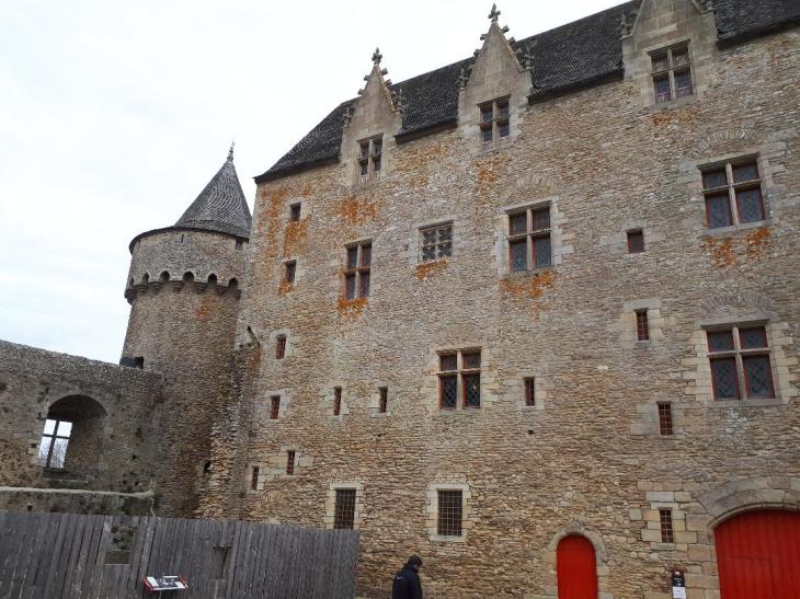 sus-castle-cour-interieur-building-logis-nov18