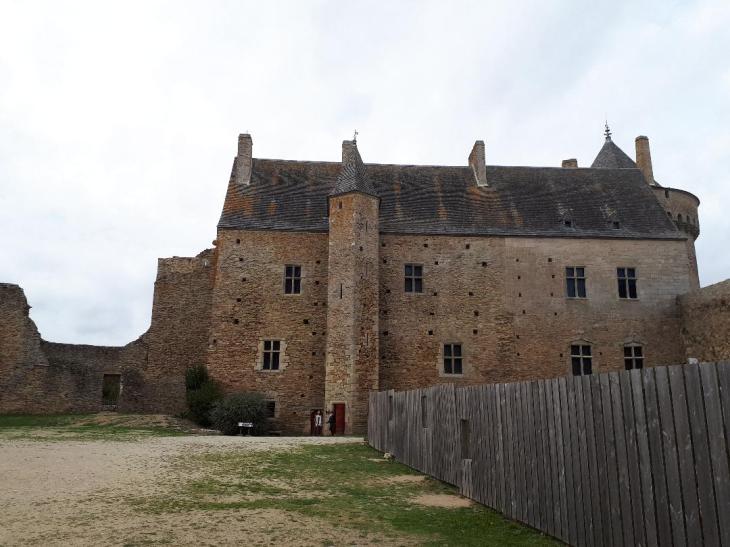 sus-castle-cour-interieur-buildings-main-nov18