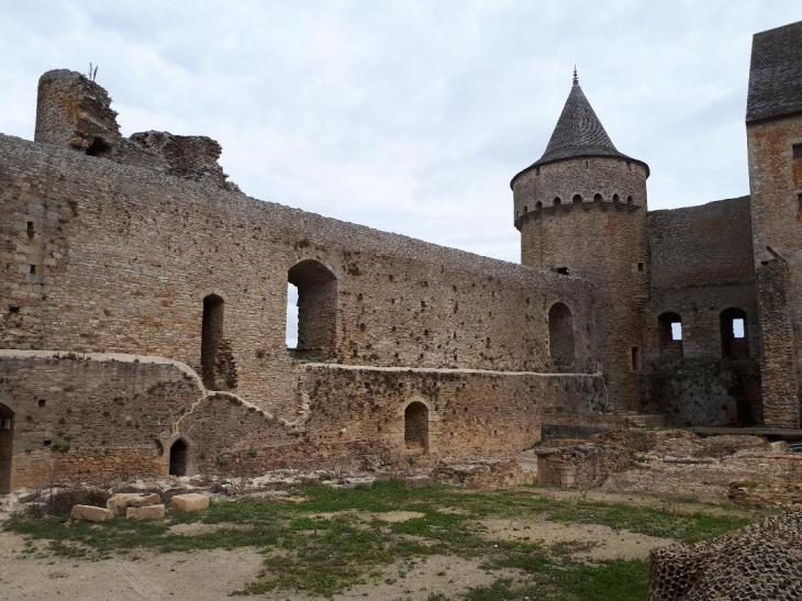 sus-castle-cour-interieur-walls-nov18