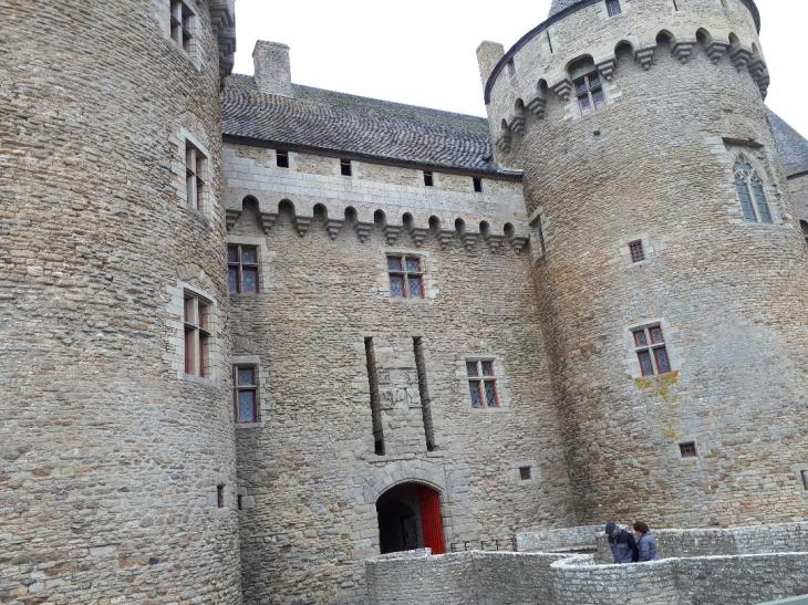 sus-castle-front-facade-entrance-nov18