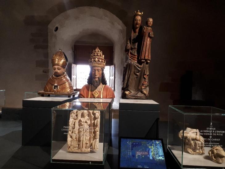 sus-castle-le-grand-salle-with-bishops-etc-figures-of-old-nov18