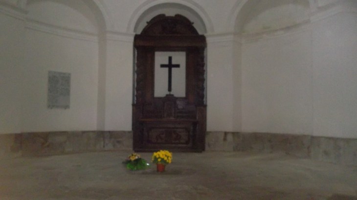 auray-kerleano-inside-tomb-mem-to-cadoudal-nov11