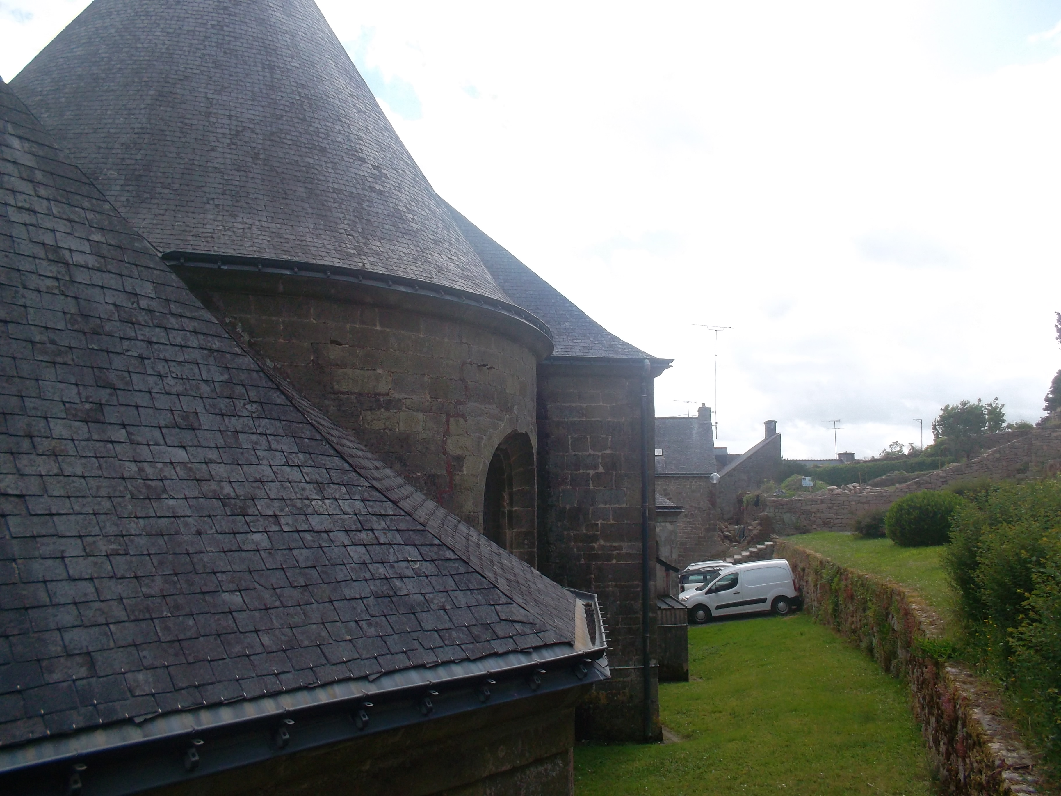 Guemene sur Scorff eg notre dame de la fosse along the moats jun13