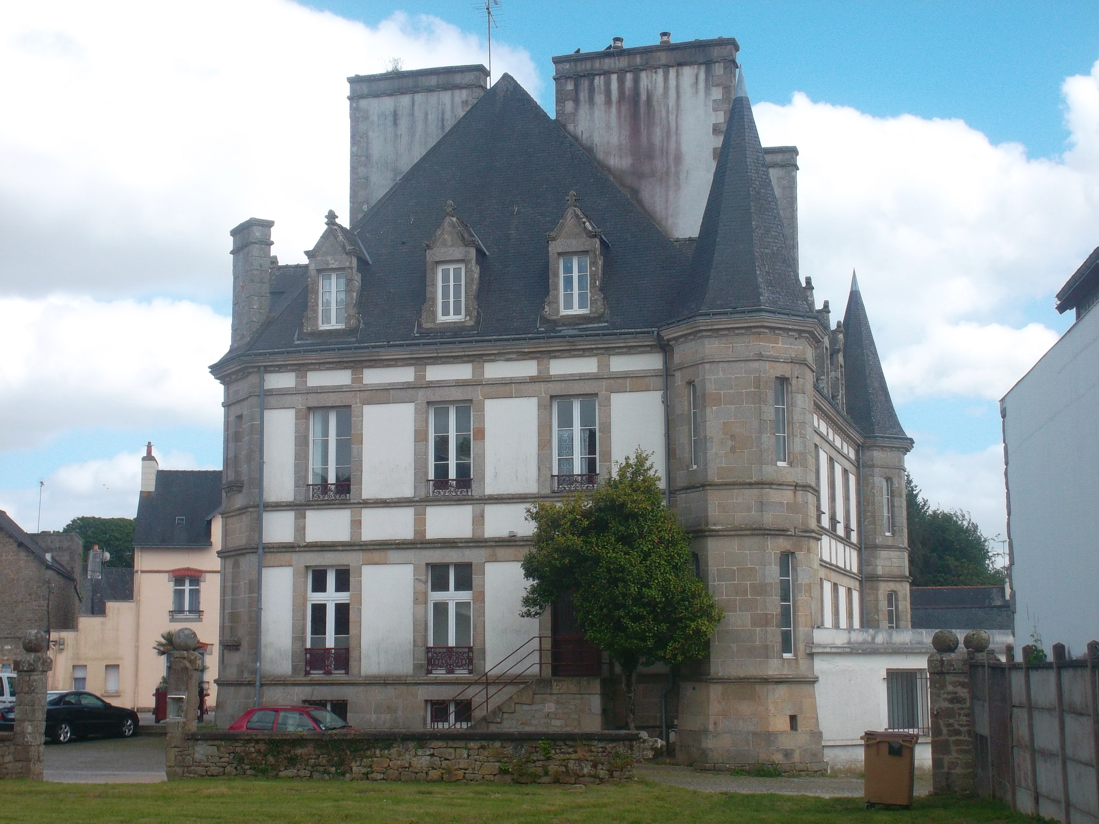 guemene sur scorff hotel de ville side to chteau jun13