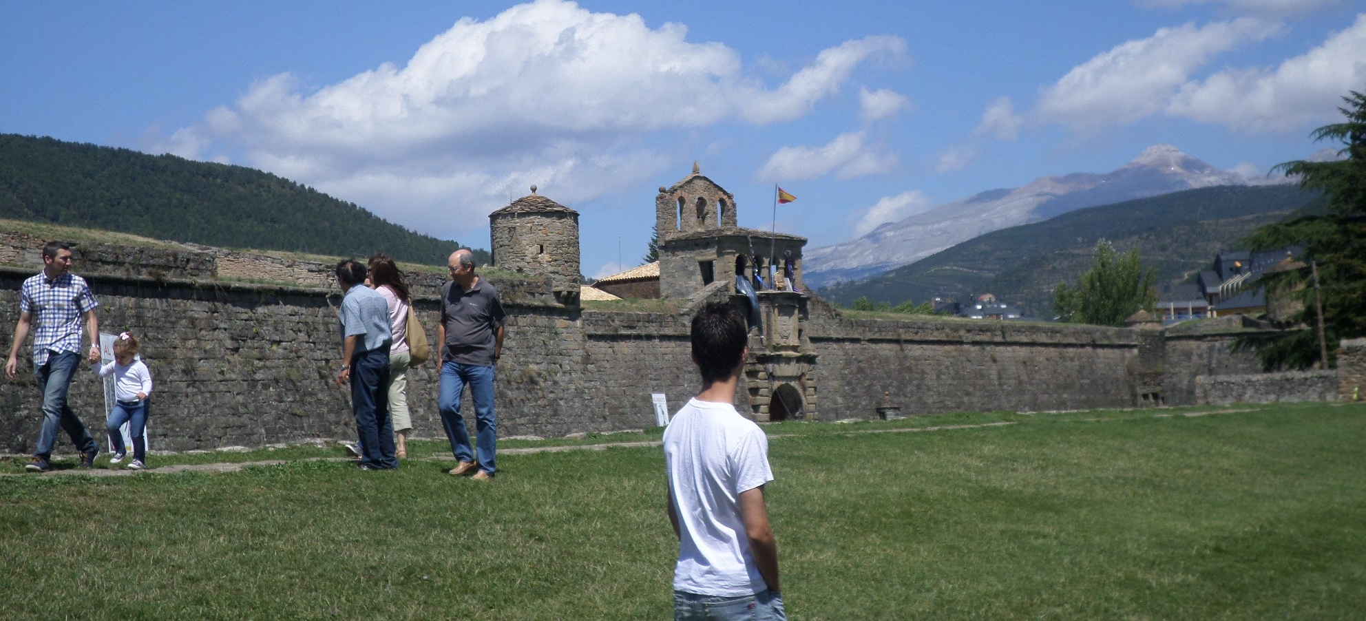 jaca-citadel-paseo-side-camino-aug14