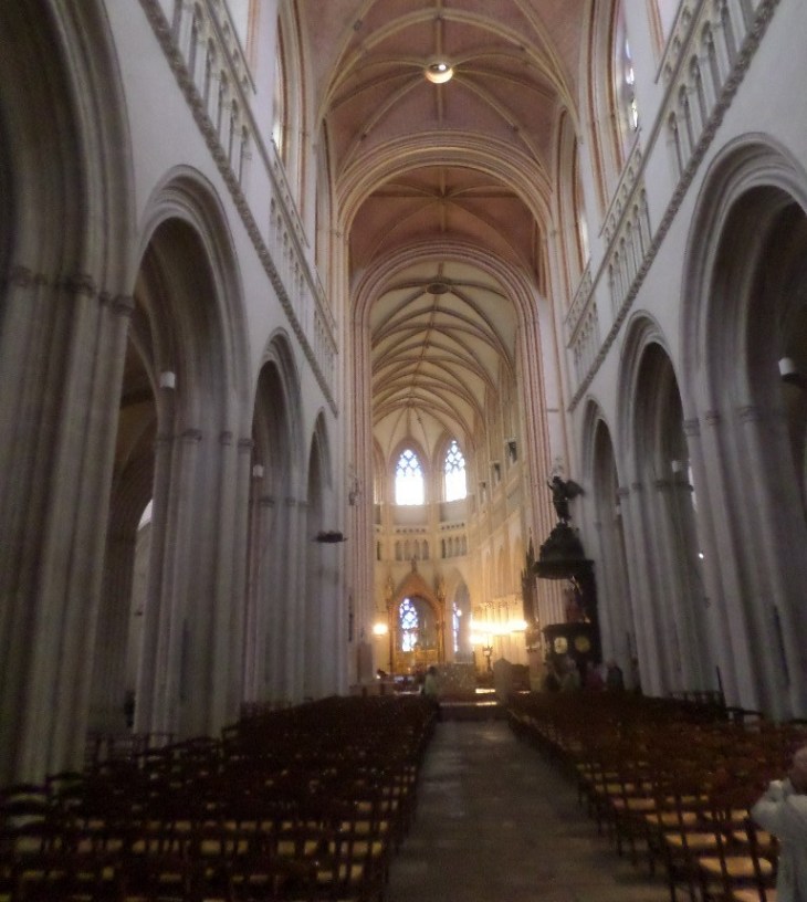 quimper-cat-corentin-nave-to-altar-jun17