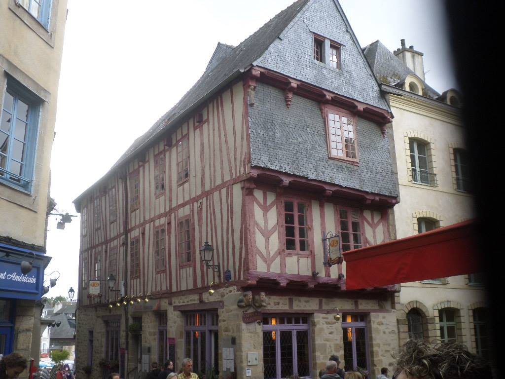 vannes pl de valencia two women wall jul17