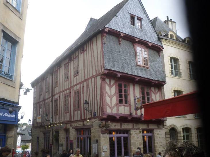 vannes pl de valencia two women wall jul17