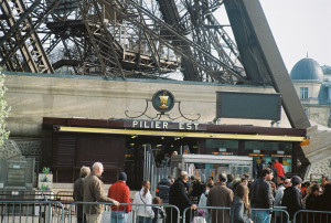 paris-tour-eiffel-piliers-est-mars11
