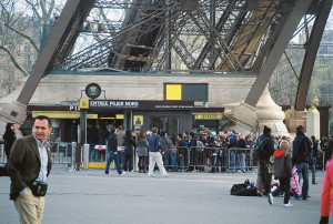 paris-tour-eiffel-piliers-nord-mars11