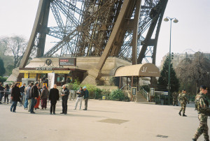 paris-tour-eiffel-piliers-sud-mars11