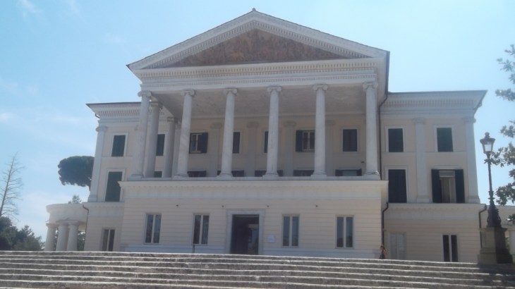 roma-villa-torlonia-theater-of-people-closeup-aug13