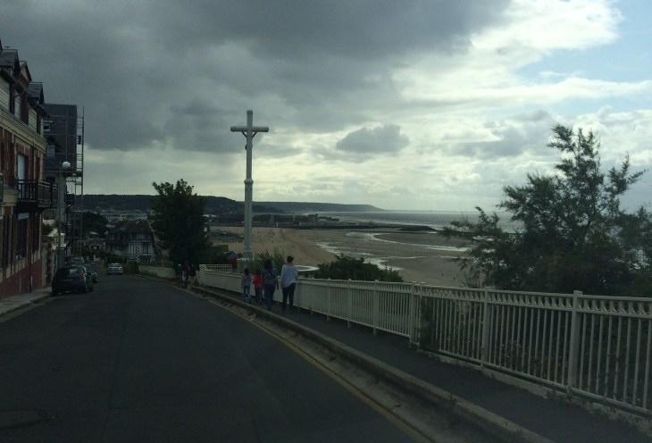 trouville-sur-mer-arriving-d513-beach-aug18