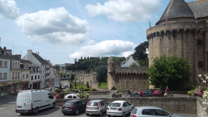 hennebont-side-remparts-to-river-jul12