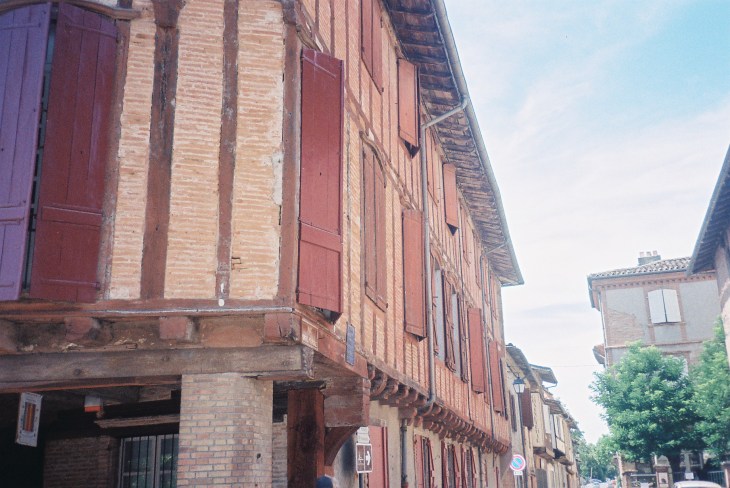 lisle-sur-tarn-ooden-house-around-place-aux-couverts-corner-rue-porte-peyrole