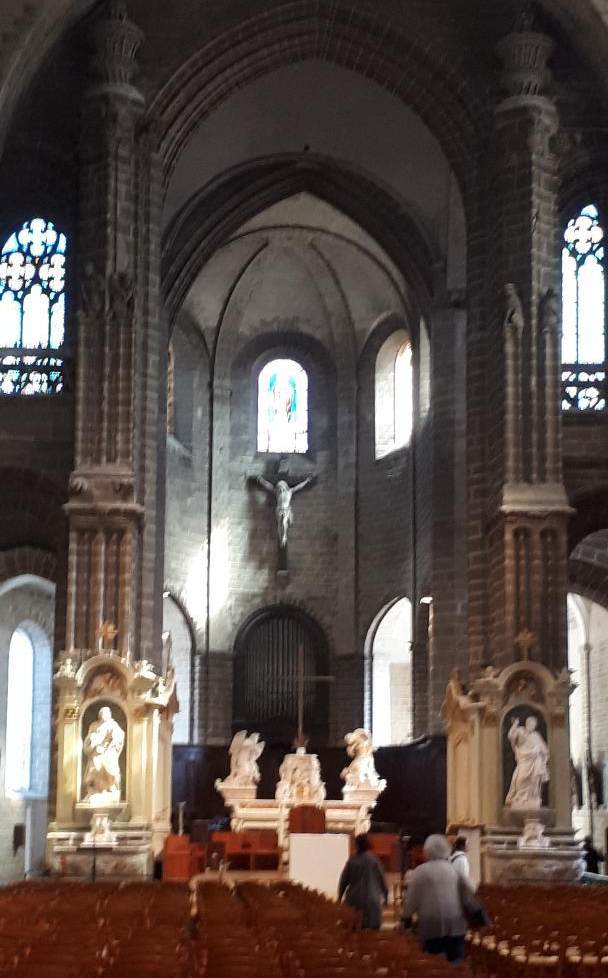 vannes-cat-st-pierre-altar-mar19