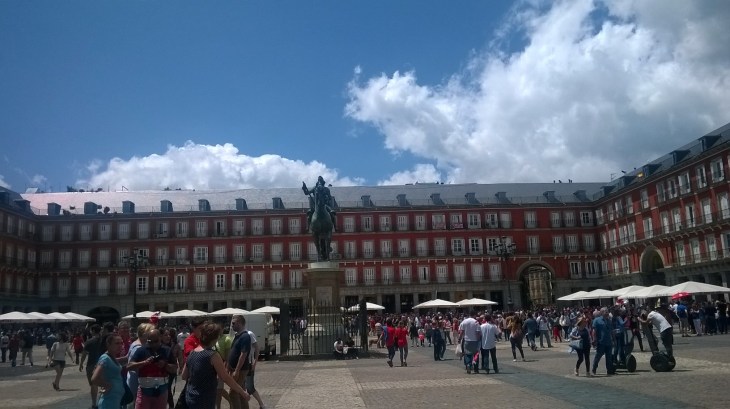 mad-plaza-mayor-eq-statue-king-felipe-may16