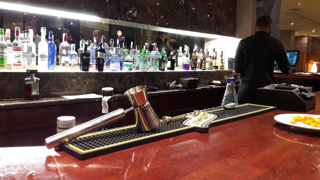 barcelona-crown-plaza-hotel-bar-night-oct18
