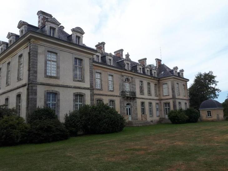 bignan-kerguehennec-back-castle-closeup-sep18