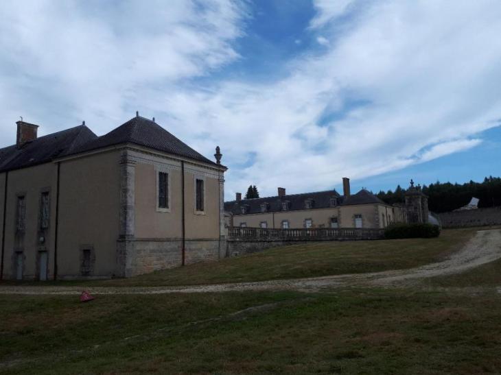 bignan-kerguehennec-back-castle-to-courtyard-sep18